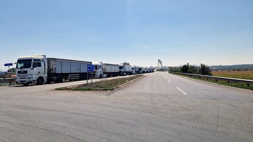Mediapool: Șoferii de TIR se plâng că sunt forțați să intre într-o parcare privată de lângă podul Dunării de la Vidin-Calafat/ Dacă nu o fac, sunt hărțuiți și amenințați/ Cine este în spatele afacerii / Cum reacționează statul bulgar