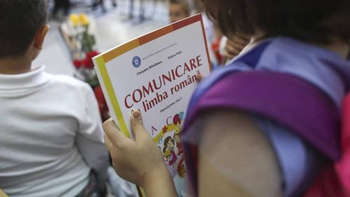 Scandalul predării Limbii române în școlile minorităților ia amploare: Părinții cer abrogarea OUG și demisia ministrului Educației