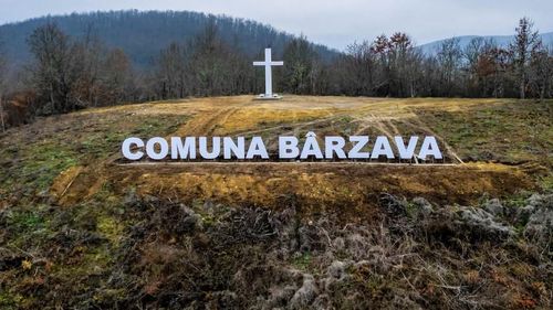 O comună din Arad a ridicat o troiță de beton în „amintirea vremurilor de restriște“ / Precedentele două, din lemn, au ars după ce au fost trăznite / Primar: „Cu această investiție ne dorim un început pentru dezvoltarea turismului local”