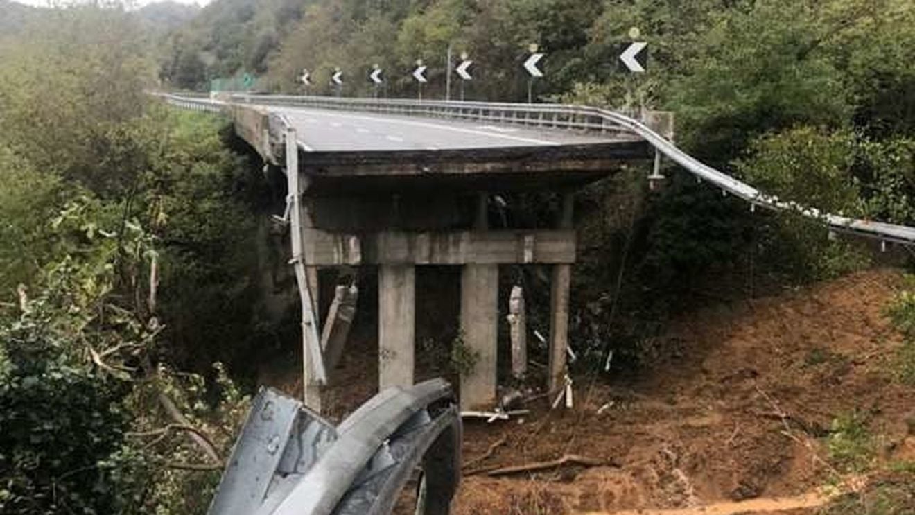 FOTO Un pod s-a prăbușit în Italia din cauza ploilor abundente care au provocat alunecări masive de teren