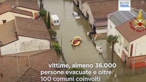 VIDEO Peste 36.000 de persoane sunt sinistrate în urma inundaţiilor care au devastat nord-estul Italiei / 14 persoane au murit și numeroase case au fost înghițite de ape