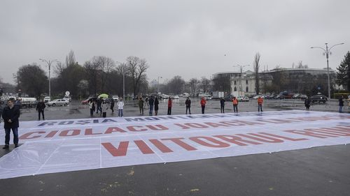 Protest USR în Piaţa Victoriei: a fost desfăşurat un banner uriaş, cu mesajul "Roşia Montană rezistă. Ciolacu joacă la bursă viitorul României"
