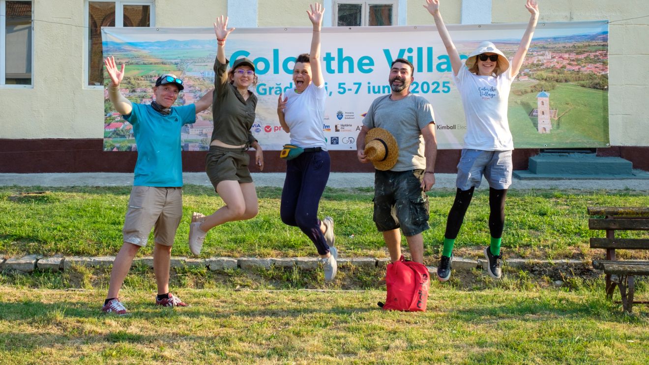 FOTO Satul colorat cu suflet: 30 de case zugrăvite în trei zile la Grădinari. Pentru prima dată, voluntarii au renovat și o primărie