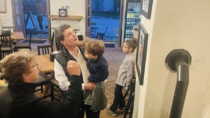 Nicuşor Dan, din nou la Roşia Montană: Am mâncat compoturi, am băut diverse sucuri, slănină, şorici, toate făcute în casă, lapte muls direct de la vacă / Trebuie să aducem specialiştii care să facă din situl ăsta ceva care să atragă 2 milioane de turişti
