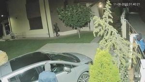 VIDEO Locuitori din Otopeni, terorizați de hoți care fură din mașinile parcate în curți: Poliția ne-a spus că nu au personal, că s-au pensionat mulți, iar angajările sunt blocate