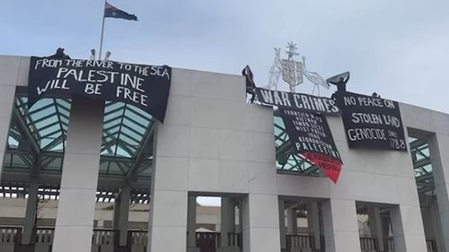 VIDEO Militanţi pro-Palestina au escaladat acoperişul Parlamentului Australiei pentru a desfăşura bannere care critică războiul din Gaza