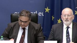 VIDEO Dezbatere despre România în Parlamentul European / Frans Timmermans: Am fost șocați de imaginile cu protestatarii bătuți / România face pași înapoi în lupta anticorupție