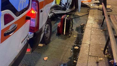 Accident în care au fost implicate o ambulanţă, un autobuz şi un autoturism, la Cluj-Napoca/ O femeie era blocată în ambulanţă/ Aceasta şi un tânăr primesc îngrijiri medicale