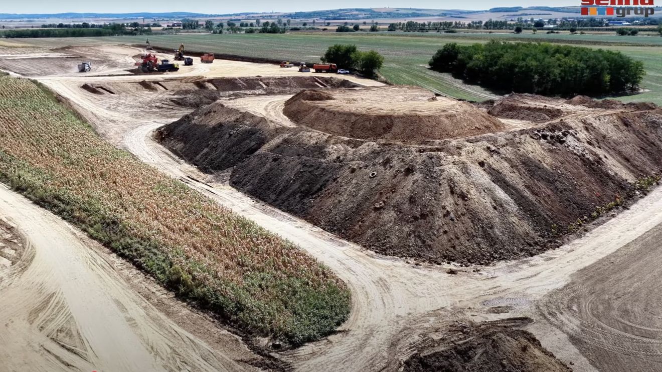 VIDEO În ultimele cinci luni, stadiul lucrărilor pe șantierul autostrăzii Transilvania, între Chiribiș – Biharia,  s-a dublat, față de ceea ce a lucrat compania Bechtel, înainte de a pierde contractul în 2013