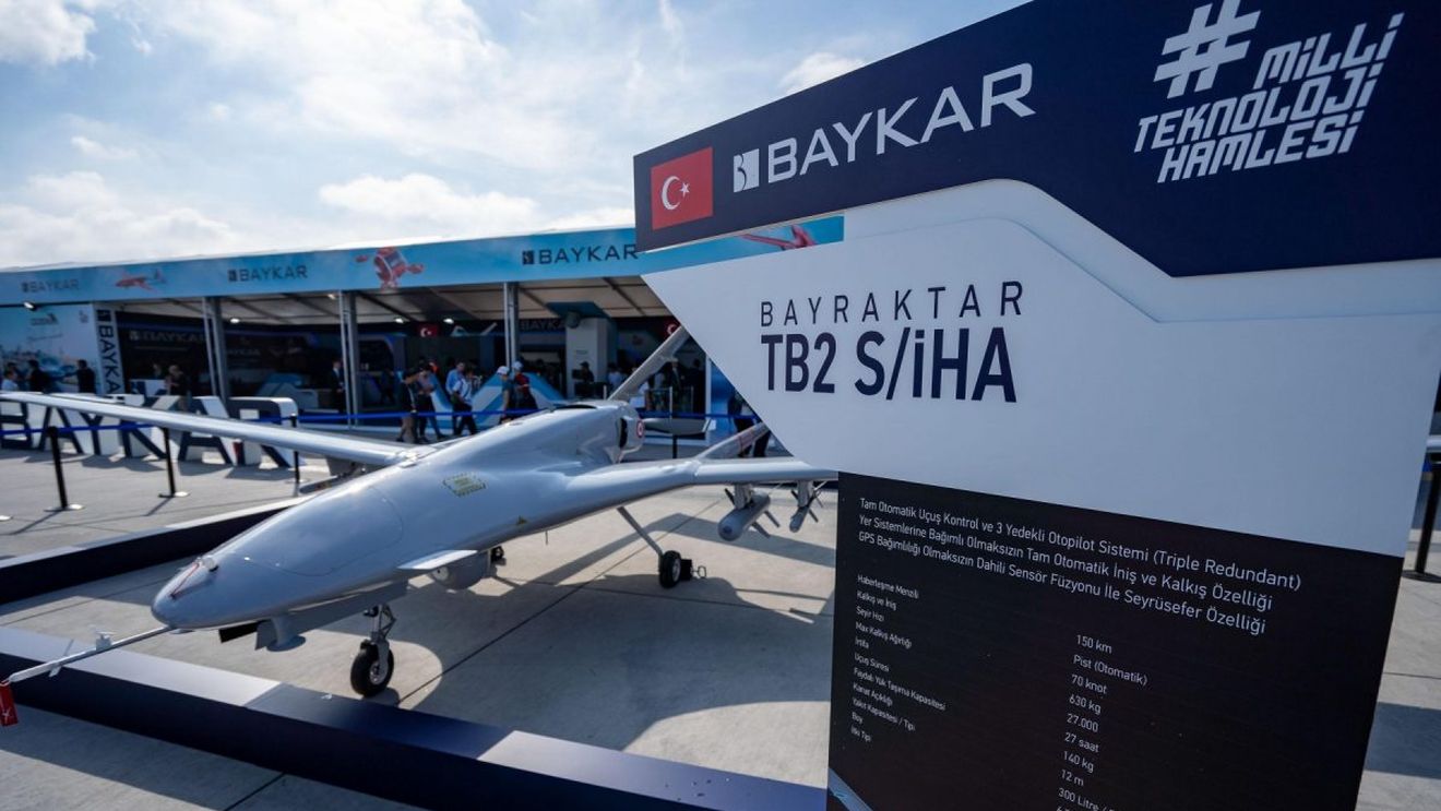 Bayraktar TB2, drona ieftină, lentă dar eficientă, care a devenit arma ”vedetă” a războiului din Ucraina. Cât de utile sunt și ce pot să facă dronele turcești care poartă numele ginerelui lui Erdogan