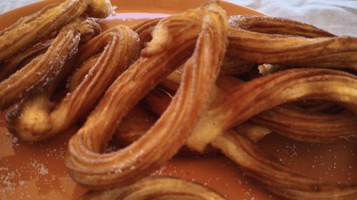 Street food-ul spaniol care seamănă cu gogoșile românești/ Despre churros sau porras pe care le poți cumpăra la colț de stradă