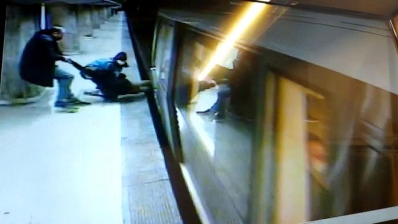 IMAGINI TERIBILE Digisport: Eroul care a salvat-o în ultima clipă de pe șinele de metrou pe adolescenta înainte să fie spulberată este fiul fostului fotbalist Dănuț Lupu