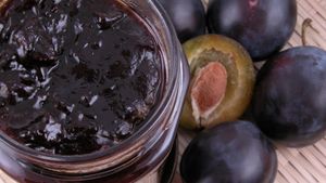 Prunele, crude sau uscate, sunt recomandate pentru combaterea constipației / Fructele bogate în fibre și antioxidanți pot reduce riscul unor boli cronice