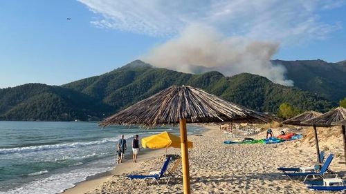 VIDEO FOTO Incendiul puternic din Thassos, insula grecească preferată de români, văzut de pe Golden Beach/ Relatările unui martor: ”Ne-a lovit mirosul de pădure arsă/ Credeam că sunt gâze, dar era cenușă ce cădea ca o ninsoare/ Nu am dormit și mă dor ochii”