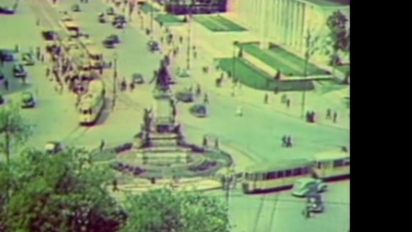 VIDEO Cum arăta Bucureștiul în anul 1940 / ”Mii de buchete sunt aduse și vândute zilnic de către aceste oacheșe reprezentante ale sexului frumos”