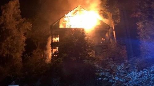 Incendiu la o pensiune din Borsec, Harghita, cu pericol de extindere la pădure. O persoană a avut nevoie de îngrijire medicală