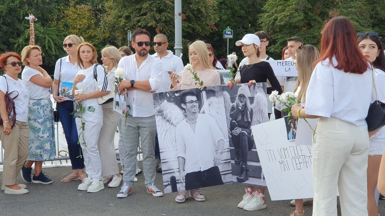 Rudele și prietenii celor doi tineri care au murit în accidentul de la 2 mai protestează în Piața Victoriei: "Cei pe care îi iubim nu pleacă"/ Tragedia, provocată de un adolescent aflat sub influența drogurilor