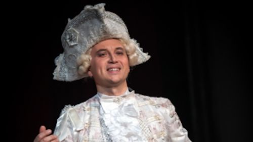 Un camion transformat în teatru mobil aduce opere celebre în cartierele Romei / Spectatorii vin cu scaunele de acasă