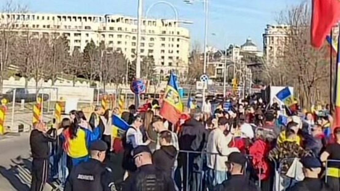 Circa 70 de persoane s-au adunat în Piața Constituției pentru a manifesta pentru candidatura pro-rusului Călin Georgescu