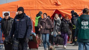 SURSE Banii dați de Guvern pentru masa și cazarea ucrainenilor ar putea fi condiționați de înscrierea copiilor într-o formă de școlarizare și de căutarea unui job de către adulți. Propunerea se discută la nivelul Guvernului / Nu vor fi afectate persoanele vulnerabile