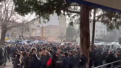 VIDEO Polițiștii din cadrul IPJ Bacău au oprit activitatea și au ieșit în fața instituției pentru a discuta între ei ce alternative au la dispoziție pentru plata ratelor bancare și a cheltuielilor de zi cu zi