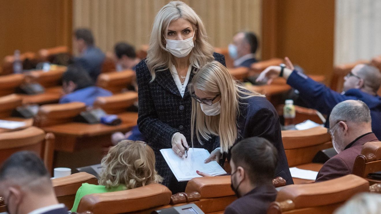 CV-ul Laurei Vicol a apărut pe site-ul Camerei Deputaților, la un an de la alegeri, după o solicitare G4Media.ro / Șefa Comisiei Juridice a făcut Dreptul la o universitate privată și master la Spiru Haret