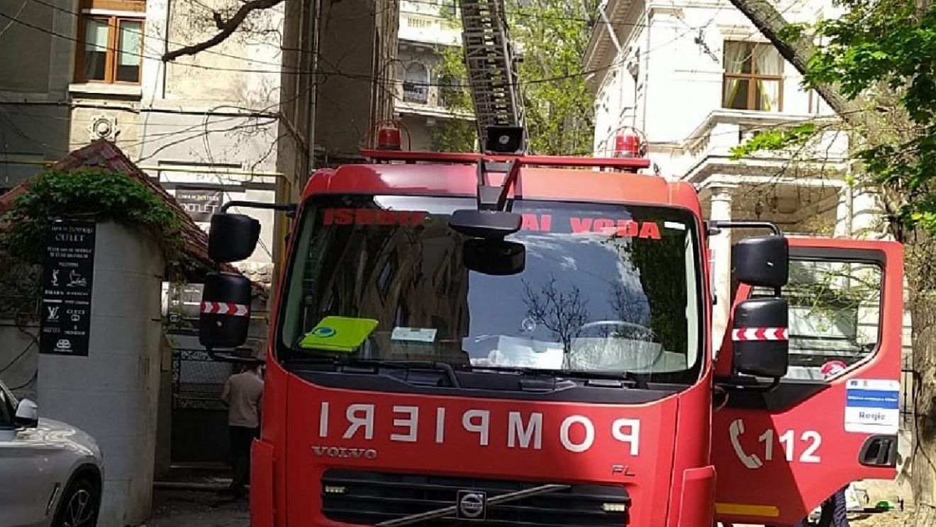 Incendiu de proporții în Zalău la un depozit de fier vechi