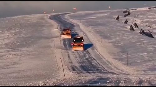 S-a redeschis circulaţia pe Transalpina, între Rânca şi Novaci / Până la intrarea în Rânca se circulă în coloană, după utilajele de deszăpezire