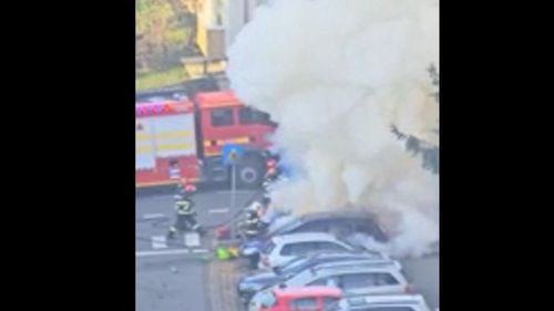 O maşină a luat foc într-o parcare din Miercurea Ciuc / Incendiul s-a extins la un alt autoturism, sunt în pericol și celelalte mașini din parcare