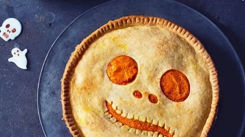 Plăcinta americană de dovleac, varianta de Halloween/ Tot mai mulți români aleg să țină tradițiile americane din ultima zi de octombrie, sărbătorind „noaptea spiritelor”