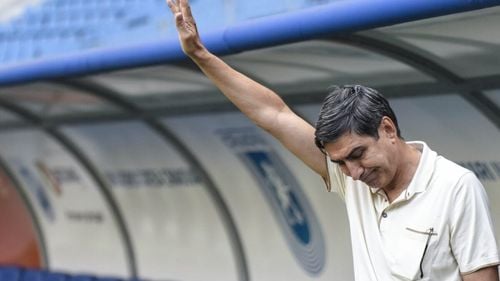 BREAKING Victor Pițurcă, fostul selecționer al naționalei de fotbal, și șeful Romarm Gabriel Țuțu au fost reținuți de DNA, în dosarul măștilor neconforme livrate în spitalele Ministerului Apărării (Oficial)