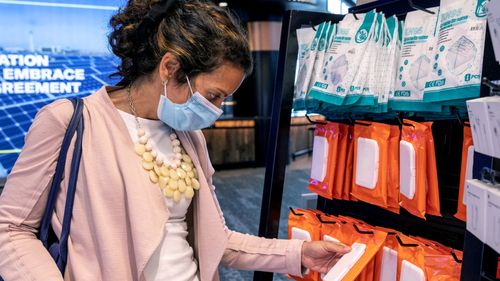 Americanii vaccinați pot călători fără restricții, nu mai au nevoie de teste și nici nu mai intră în carantină, dar masca rămâne valabilă