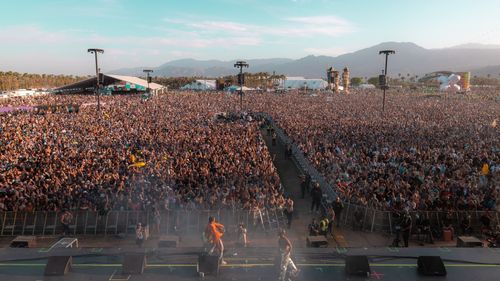 Deşeurile şi amprenta de carbon, o provocare pentru marile festivaluri/ La Coachella sunt reciclate doar 20 % din deșeuri, iar spectatorii merg 3 ore cu mașina până la eveniment