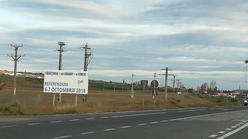 FOTO Campania pentru referendum în Moldova: Panouri care promovează răspunsul DA pe drumul Iași - Târgu Frumos