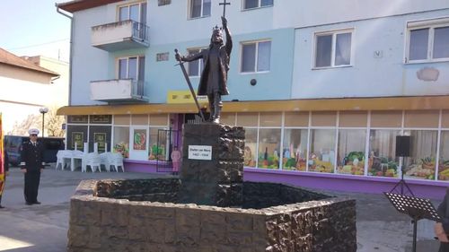 FOTO/VIDEO Cu ce se mai ocupă lumea în țară: O statuie a lui Ștefan cel Mare, inaugurată cu fast într-o piațetă din Copșa Mică, pe fundalul cântecului patriotic: „Ștefan, Ștefan domn cel mare”