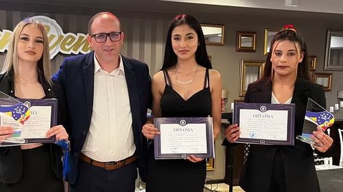 Profesorii au făcut chetă ca o elevă romă din Bihor să meargă la olimpiada națională / S-a întors cu locul I / ”E prima din clasa ei”