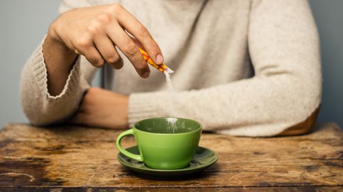 Aspartamul (E 951), în colimatorul Foodwatch şi Ligii împotriva cancerului pe care-l consideră periculos pentru sănătate. Petiţie în 11 ţări europene în vederea interzicerii. OMS îl consideră ”posibil cancerigen”. Studii relevă risc de diabet, naştere prematură