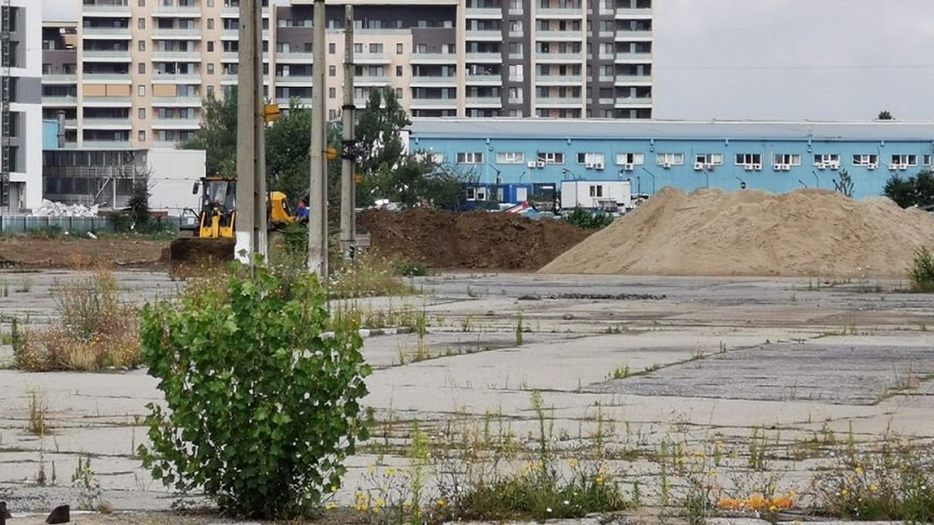 EXCLUSIV La zece zile după ce Gabriela Firea inaugura lucrările la Spitalul Metropolitan din Pipera, pe șantier bate vântul. Luni dimineață, nici un muncitor și nici un utilaj. La prânz, după întrebările adresate de G4Media, au apărut 5 muncitori, 2 roabe și un excavator