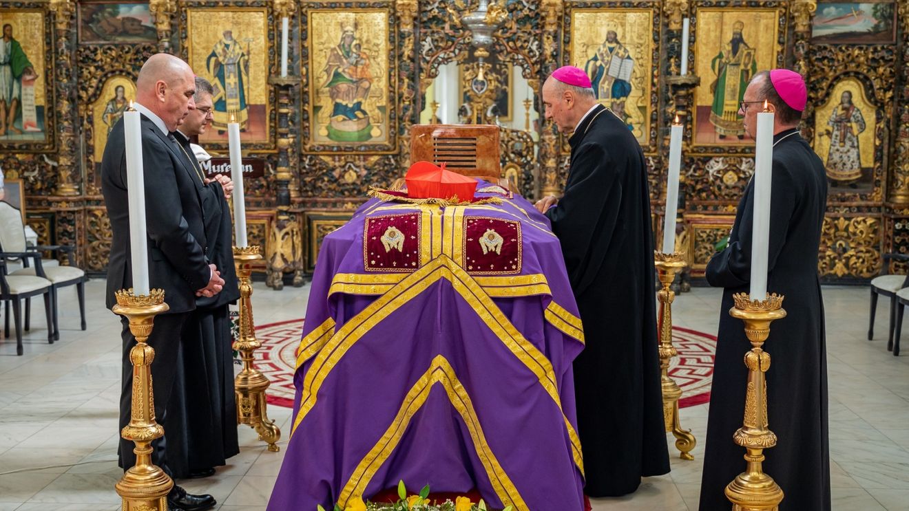 Premierul Bolojan s-a deplasat la Blaj, pentru a se reculege în fața sicriului Preafericitului Cardinal Lucian Mureșan