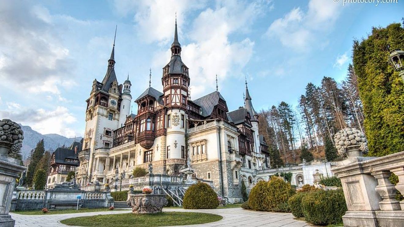 Ministerul Culturii, licitaţie pentru intervenţii de urgenţă la acoperişurile castelelor Peleş şi Pelişor