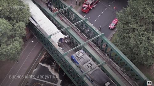 Coliziune între două trenuri pe un pod feroviar în cartierul Palermo, din Buenos Aires / Peste 60 de răniţi raportați / Zeci de ambulanţe la faţa locului