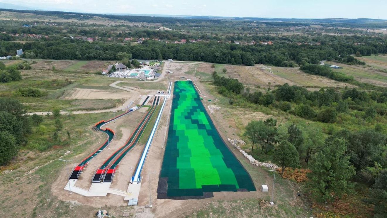 Cea mai lungă pârtie artificială de ski se deschide în Gorj / Vor fi 7.000 de metri pătrați de suprafață de pârtie artificială