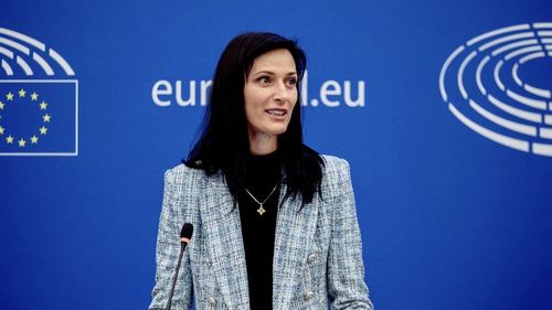 Maria Gabriel (Bulgaria) este pe punctul de a deveni a doua cea mai importantă persoană din NATO,  dacă actualul secretar general adjunct al Alianței, Mircea Geoană, intră în cursa prezidențială