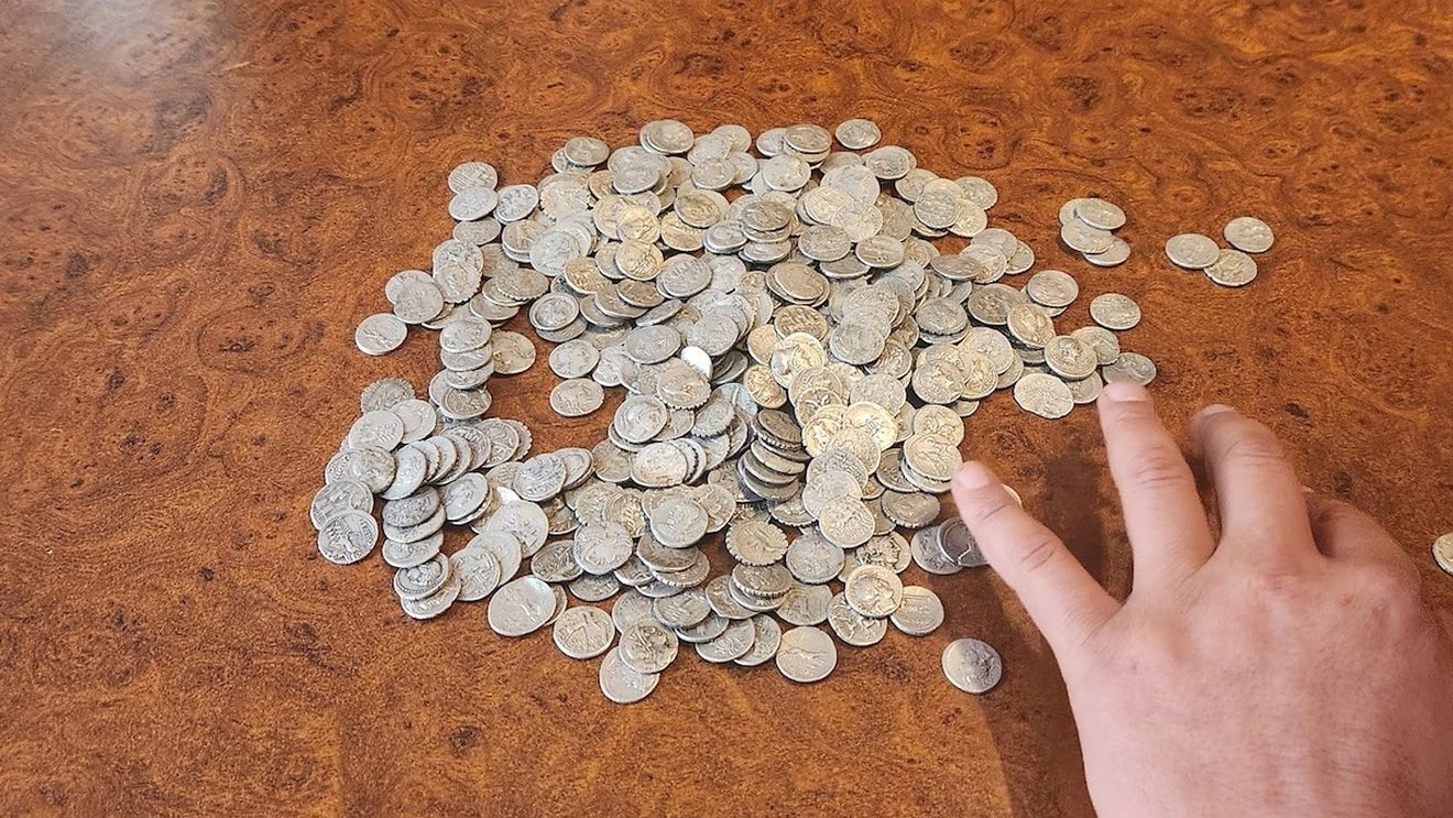 Peste 400 de monede din perioada romană, descoperite într-o comună din Hunedoara cu un detector de metale / ”Monedele sunt superbe, nu este una la fel cu cealaltă”