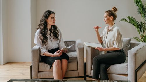 Coachingul: O modă trecătoare sau o necesitate în era modernă? / Un articol pe zi generat de AI