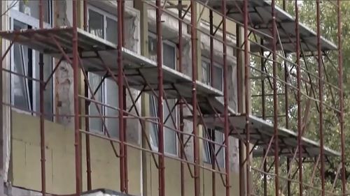 VIDEO Școală din Constanța, reabilitată din fonduri PNRR, cu pereți infiltrați de apă. Lipsesc uși, calorifere, iar copiii învață cu gecile pe ei