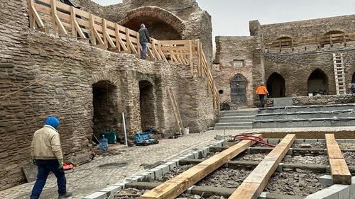 FOTO Cum arată Cetatea Deva reabilitată cu piatră cubică / Lucrările sunt aproape de final / Investiţia se ridică la 23 de milioane de lei
