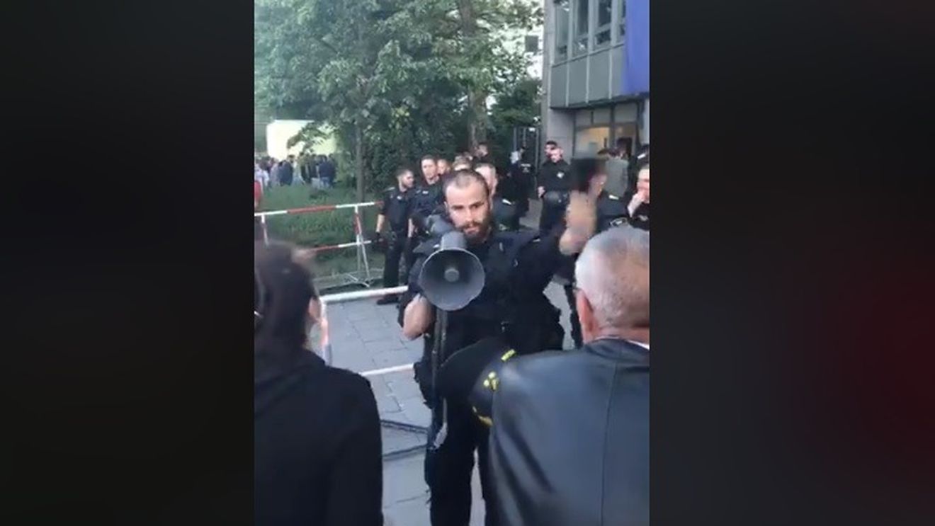 VIDEO Cum i-au ajutat polițiștii germani pe români să voteze: au lărgit perimetrul consulatului