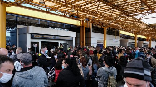 Un bărbat a fost prins pe Aeroportul Cluj, de poliţiştii de frontieră, cu două permise de conducere false, unul britanic, altul german / I s-a cerut permisul pentru că autoritățile aveau suspiciuni cu privire la identitatea sa