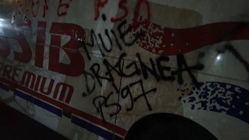 VIDEO De ce a fost escortat Dragnea jr de poliție la Severin. Autocarul echipei lui de fotbal a fost vandalizat de ultrașii echipei lui Mititelu. La meci, Dragnea a fost huduit și înjurat copios